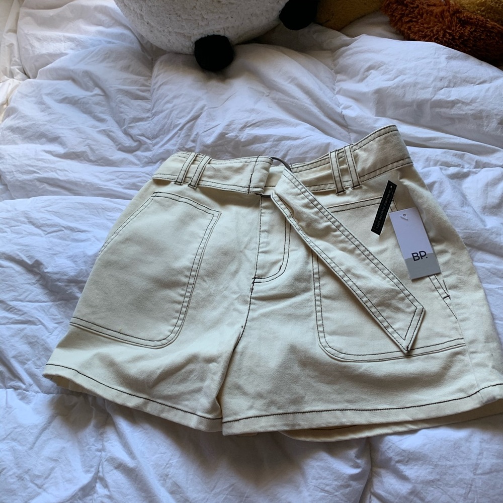 NWT cream shorts w belt detail